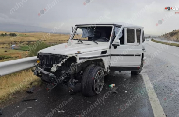 Երևան-Սևան ճանապարհին «Mercedes G 550»-ը դուրս է եկել երթևեկելի գոտուց, բախվել երկաթե արգելապատնեշներին. 2 հոգի տեղափոխվել է հիվանդանոց